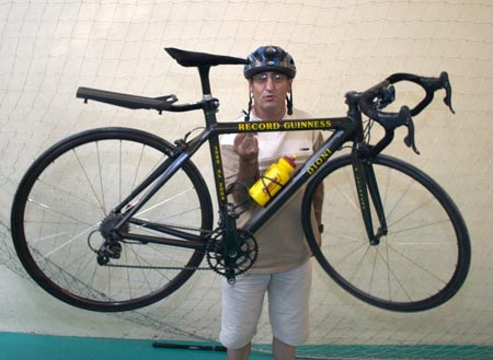Dioni Coronado con su bici Guinness. Llegó en 86h30 (c) mgm1200.com