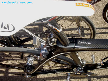 Detalle del buje Powertap y del sillín SLR Team Edition de la bici de Haimar Zubeldia. (c) Euskaltel-Euskadi